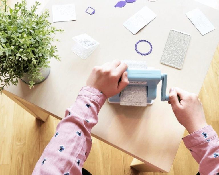 Lee más sobre el artículo Máquina de troquelar manual en scrapbook