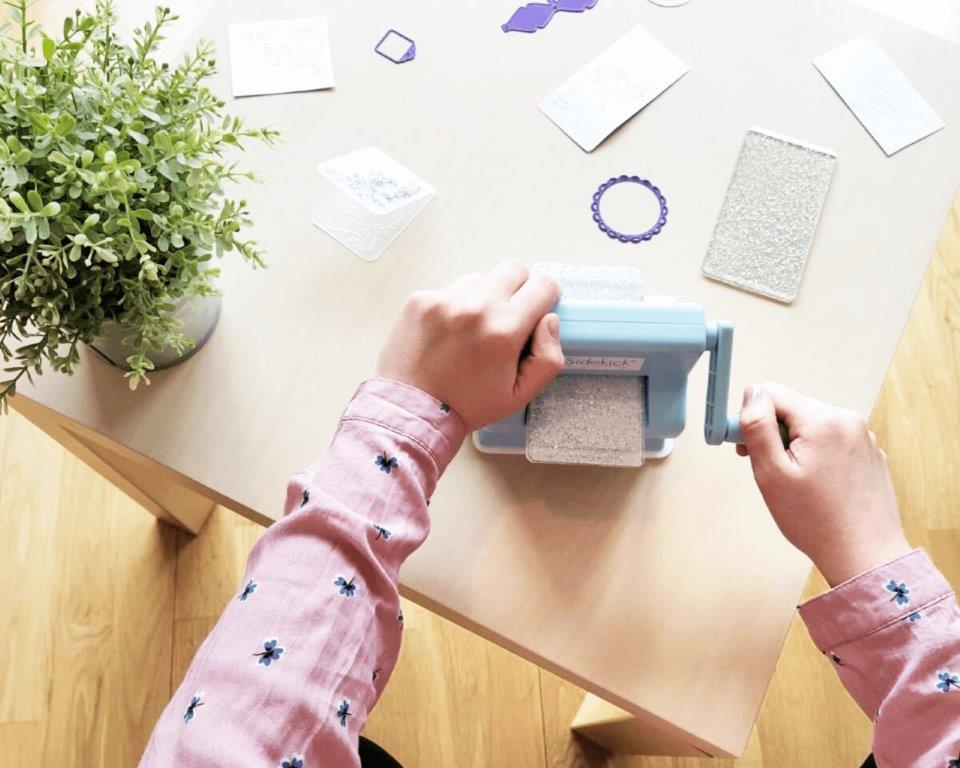En este momento estás viendo Máquina de troquelar manual en scrapbook